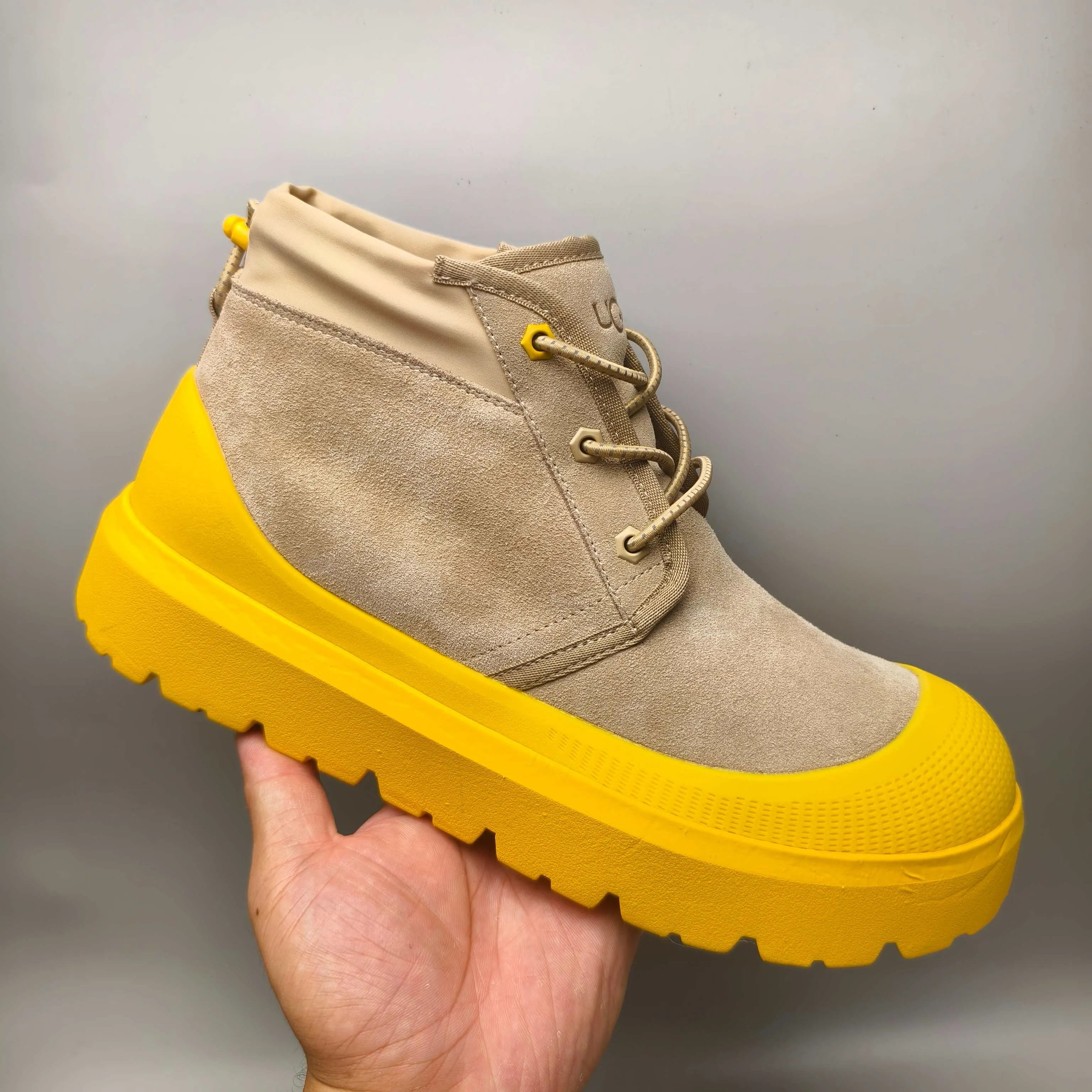 Couple model 👫 💰560 UGG sheepskin all-in-one snow boots 3991 Tasman Weather Hybrid snow boots 👢 Wang Yibo's same 👏 classic Tasman shoe model is added with a large orange sole, functional color contrast design, environmentally friendly waterproof and snowproof material, which is both fashionable and functional. At the same time, it is paired with the new UGG Keen furry color-blocking jacket. Bright orange and maroon collide to create a new light outdoor style and open up a new travel experience in early autumn! Using the best materials, the 17mm fur integrated surface is warmer and breathable, and the outsole is upgraded to a lightweight and wear-resistant light wing technology outsole!  Color: Black White Red Blue Light Gray Dark Gray Military Green Yellow Size: 35-45